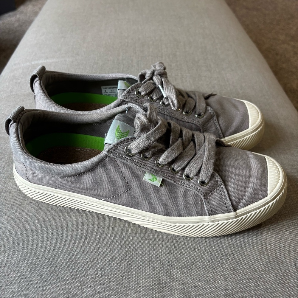 Cariuma size men’s 8 or women’s 9.5 gray Canvas Sneakers 💎